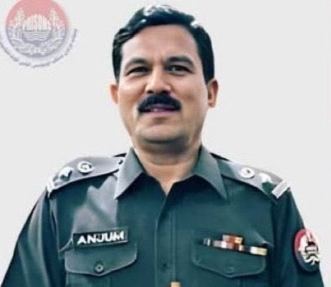 اس حرامزادے کو عمران خان تین مہینوں تک بتاتے رہے کہ میری آنکھ میں تکلیف ہے نظر نہیں آ رہا، اس نے مجرمانہ فعل کیا اور عمران خان کا علاج نہیں کروایا

عبدالغفور انجم قوم تمھیں اور تمھاری نسلوں کو کبھی معاف نہیں کرے گی