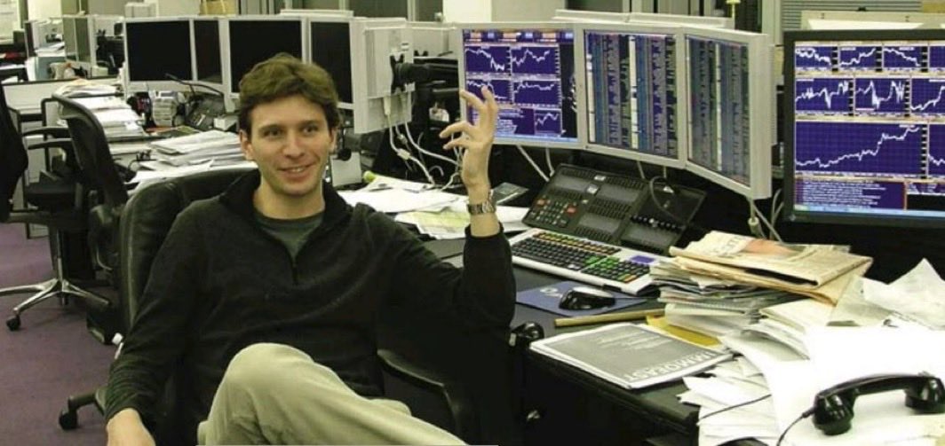 Kristof_Poland's tweet photo. Rok 1999.

Rafał Brzoska przyjmuje zamówienia na roznoszenie ulotek w jakimś biurze w Krakowie – ja traduję derywatami na trading floorze Goldmana w Londynie.

I co teraz ma on – a co mam ja?:)

Dlatego młodzi ludzie – budujcie swoje własne firmy rodzinne w Polsce, zamiast pracować dla zagranicznych korpo…

Robiąc nawet najprostsze rzeczy, ale robiąc je dobrze i na własny rachunek.

Prosto po studiach uznawałem trading derywatów u Goldman Sachsa za najatrakcyjniejszą, najbardziej prestiżową pracę jaką można wykonywać – więc tam poszedłem sprzedawać swoje kompetencje (miałem wówczas na tyle imponujące CV – pewnie jedno z lepszych wśród absolwentów w Europie – że mogłem wybierać dowolnie).
Tyle że tam pracuje się na cudze bogactwo – nie swoje i nie polskie.
Zarabia się nieźle, owszem, ale są to pojedyncze procenty wartości jaką się generuje dla nich – na początku nawet mniej.
Oczywiście życie, lifestyle dla młodego człowieka są fajne.
Ale nic trwałego po tym nie zostaje.

Dlatego warto budować coś swojego, a przy okazji budować kapitał rodzinny i kapitał Polski. 💰🇵🇱

{moje poniższe zdjęcie jest już z paru lat później, w JPMorganie, ale w Goldmanie wyglądało to podobnie, tylko miałem więcej ekranów – bodaj z 9-10, i to jeszcze kineskopowych – wielka instalacja nad biurkiem – gdy moja Mama kiedyś przyszła zobaczyć, to była przerażona całym tym trading floorem – "Dziecko – gdzie żeś ty wylądował?!":)}