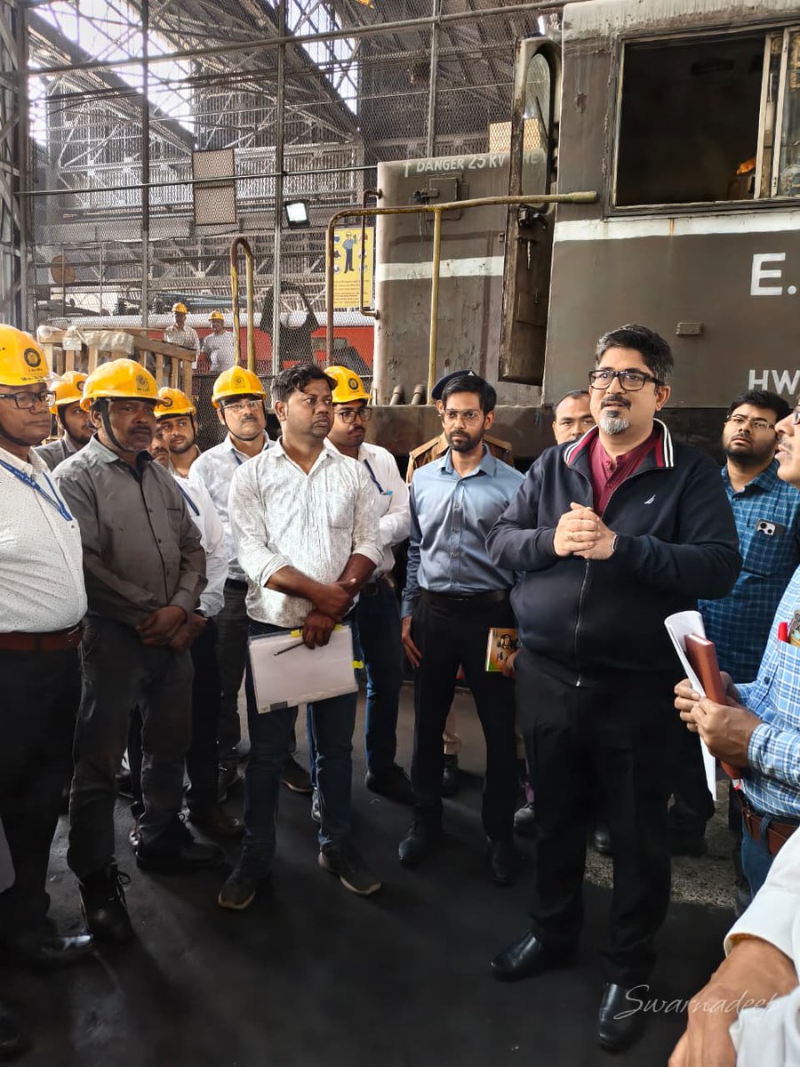 drmhowrah's tweet photo. 🛠️ Listening, guiding, motivating!
At the Howrah Diesel Loco Shed, the DRM, Howrah Division held a constructive interaction with the workforce, took staff's feedback and motivated teams to pursue technical excellence with a strong focus on safety.
#EasternRailway #HowrahDivision #EmployeeConnect #WorkplaceSafety