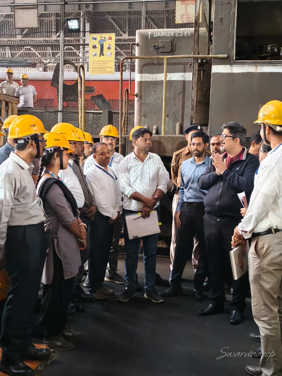 drmhowrah's tweet photo. 🛠️ Listening, guiding, motivating!
At the Howrah Diesel Loco Shed, the DRM, Howrah Division held a constructive interaction with the workforce, took staff's feedback and motivated teams to pursue technical excellence with a strong focus on safety.
#EasternRailway #HowrahDivision #EmployeeConnect #WorkplaceSafety