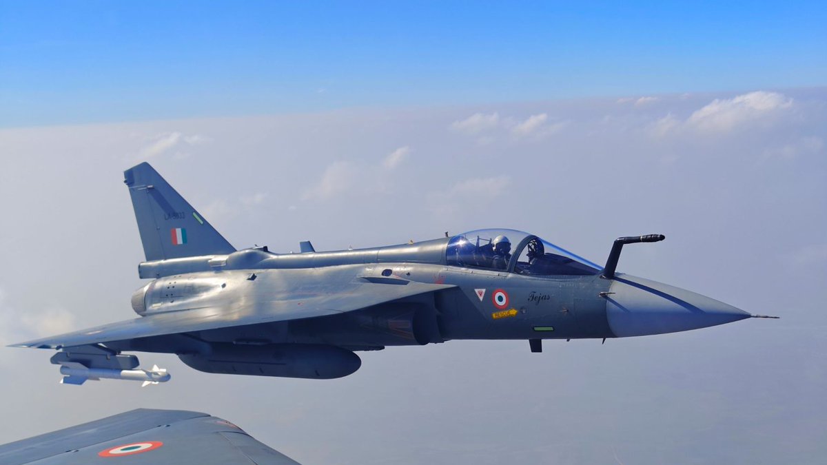 FighterPiloting's tweet image. Bro IAF has 500+ fighters flying around. A few Tejas Mk1As that may not meet 110% air headquarters aspirations won't make the whole IAF dysfunctional. Why this special lack of love for Tejas Mk1A when the same deviations are allowed for Mirage, M29, Su30 and Rafales?