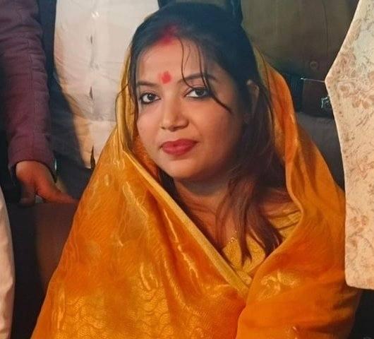 पवन सिंह और उनकी पत्नी ज्योति सिंह का तलाक का मामला एक बार फिर चर्चा में है।

बुधवार को सुनवाई के दौरान ज्योति सिंह भावुक हो गईं।

उन्होंने जज से कहा – 

सर मेरी शादी को 7 साल हो चुके हैं, लेकिन आज तक ना मुझे पति का प्यार मिला और ना ही मेरे भरण-पोषण का खर्च मिला है।

उन्होंने यह