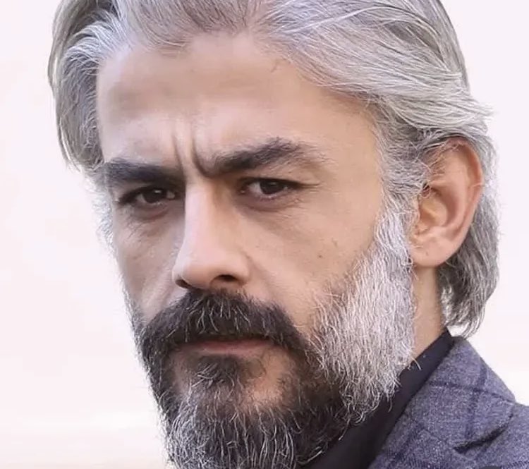 Kendisiyle üç yıl önce tanıştım.Çerkes kökenli ve hemşerim olması ilk defa tanışmamıza rağmen sanki 40 yıldır tanışıyoruz gibi muhabbet ettik.Güzel insandı.İyiler erken gidermiş.Mekanın cennet olsun Görkem.Allah kalan ailene ve sevdiklerine sabır versin.