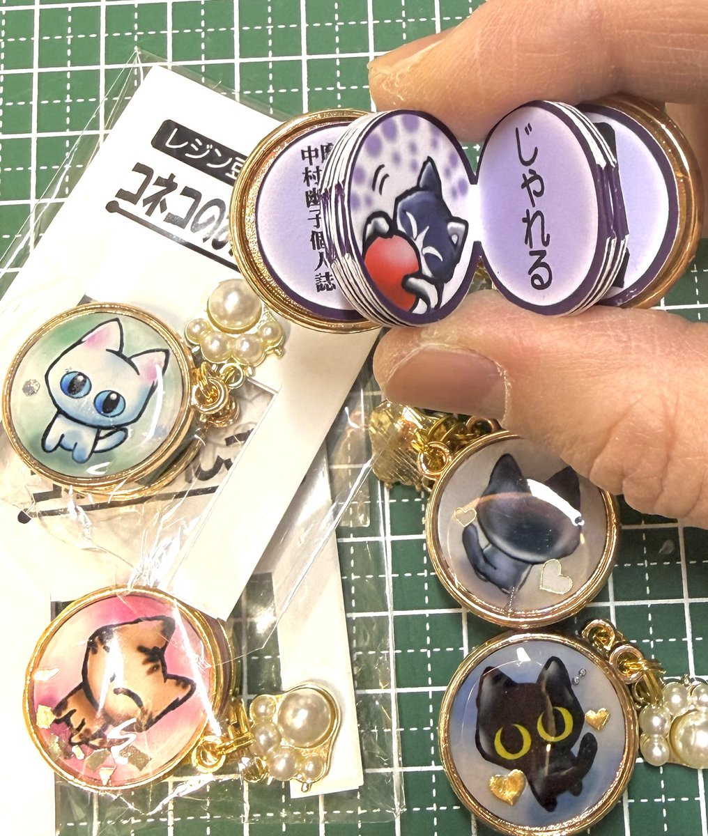 これが、こうなって、こう！
２センチの小さい絵本「コネコのおしごと」増刷中です。
ぜひお手に取ってご覧ください。
#カワけっと
#ガタケット
#TAMAコミ
#ZINEフェス大阪