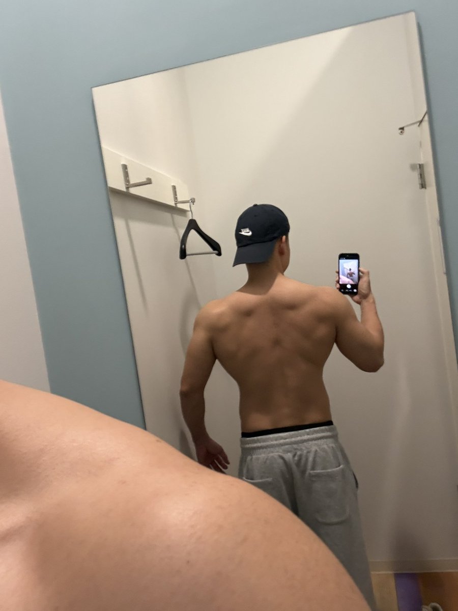 どんなに頑張っても胸の上部と肩のサイドと背中の広がりが弱いってチャッピーに指摘される無理ぃ。そこメインでやってもデカならん無理ぃ。