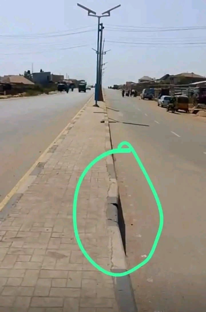 See the road Adeleke constructed right here in Osogbo, the state capital. 

Less than one year old, and it's already cracking wide open, developing deep gullies, and falling apart. This is what we get?

Adeleke must go!!! 😭"