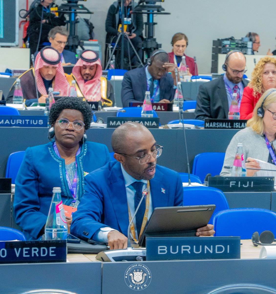 FinancesBdi's tweet photo. Lors du dialogue consacré à la sécurité hydrique, en marge de la 49ᵉ session du Conseil des Gouverneurs du @leFIDA (#GC49), le Ministre des Finances, Dr @ndikalain, a affirmé que la maîtrise de l’eau constitue un fondement essentiel de l’approche « de la ferme au marché ».
Pays à fort potentiel hydrique, bénéficiant de près de neuf mois de pluviométrie par an et de plus de 25 000 sources d’eau, le #Burundi entend renforcer la gestion intégrée des ressources hydriques, développer l’irrigation et valoriser la collecte des eaux de pluie afin d’accroître durablement les rendements et la résilience des communautés rurales.
À l’approche de la Conférence des Nations Unies (@ONU_fr) sur l’eau 2026, le Burundi a plaidé pour une intégration renforcée de la sécurité hydrique dans les stratégies agricoles et climatiques, en cohérence avec la Vision Burundi 2040–2060.