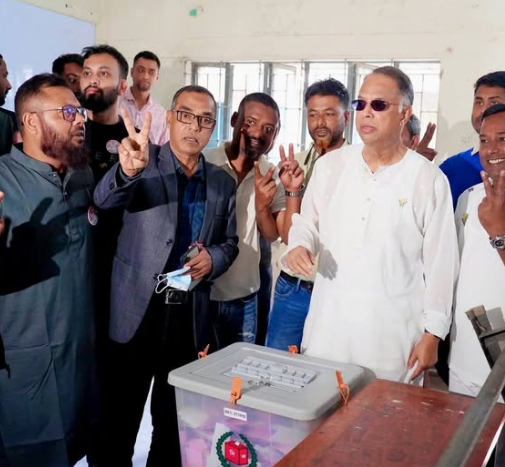 BNPBdMediaCell's tweet photo. Iqbal Hasan Mahmud Tuku, BNP National Standing Committee member and Sirajganj-2 candidate, votes at Saleha Ishak Government Girls’ School center in the 13th parliamentary election. 🌾🇧🇩
#VoteForBNP #BNPforWin #BangladeshElections2026 #ShobarAgeyBangladesh https://t.co/Nk4dwiqFRN