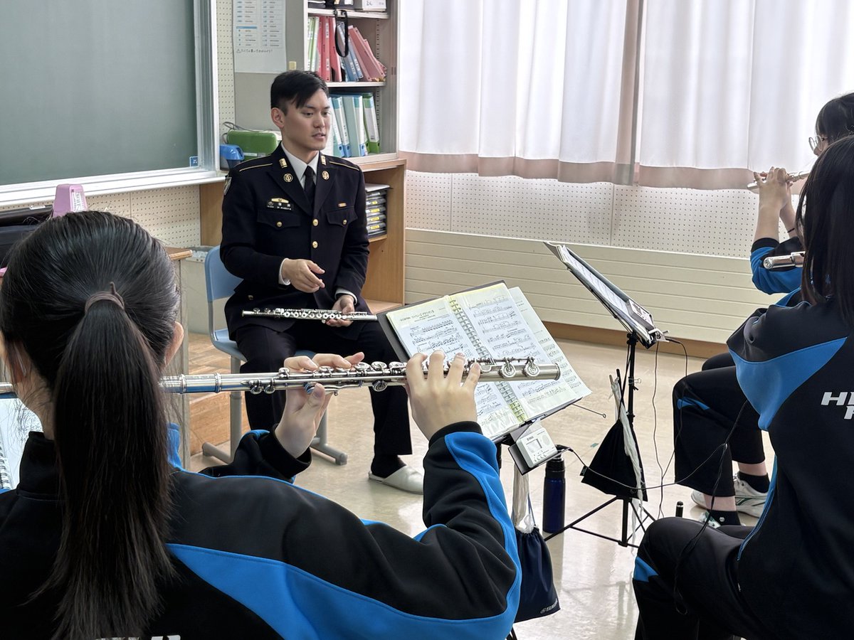 #第２音楽隊 は、２月７日、 #東神楽中学校 #吹奏楽部 に対して、演奏指導を行いました❗️参加した部員は隊員と交流を図り、翌日の『#陸上自衛隊第２音楽隊ふれあいコンサート』合同演奏に向けて、指導・アドバイスに熱心に取り組んでいました😀❗️
#防衛省 #陸上自衛隊 #北部方面隊 #第２師団 #東神楽町