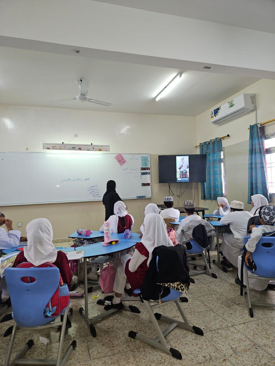 قدمت مشرفة الصف الأخضر أ. شيخة البادي 
برنامج تعريفي لطلبة الصف الأخضر بالمدرسة 
وتعريف الطلبة بأهمية الصف الأخضر وما هو دورهم والوقوف ع المحاور الاساسية للصف الأخضر.