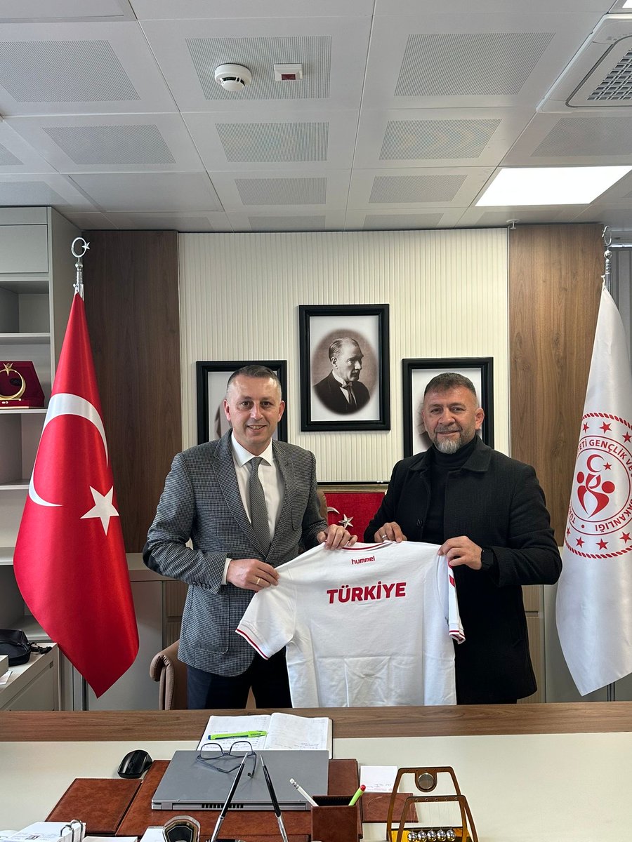 🇹🇷 Türkiye Güreş Federasyonu Onur Kurulu Üyesi, eski Büyük Bayanlar Milli Takım Antrenörü ve Bor Ömer Halisdemir Gençlik Merkezi Müdürü Yılmaz Kurt, Türkiye Güreş Federasyonu adına İl Müdürümüz Yüksel Dorul’a forma takdim etti.