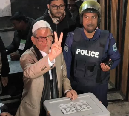 BNPBdMediaCell's tweet photo. BNP Secretary General and Thakurgaon-1 candidate Mirza Fakhrul Islam Alamgir casts his vote at Thakurgaon Government Girls’ High School center today at 7:30 AM in the 13th National Parliament election. 🇧🇩
#VoteForBNP #BNPforWin #BangladeshElections2026 #ShobarAgeyBangladesh https://t.co/fNH83e4Bum