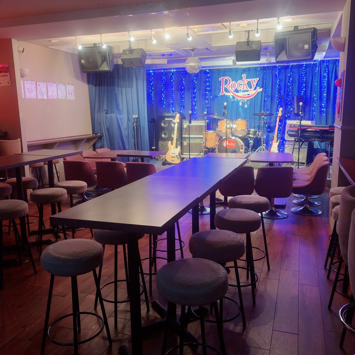 【ライブ会場をお探しの方へ】
ワンマンライブ・企画ライブの会場をお探しなら、ライブレストランRockyという選択肢があります。

■ 費用がかからないプランあり
チャージバック制。
会場費などの固定費は一切なし。
リスクを抑えて開催できます。

■ 好立地で集客しやすい