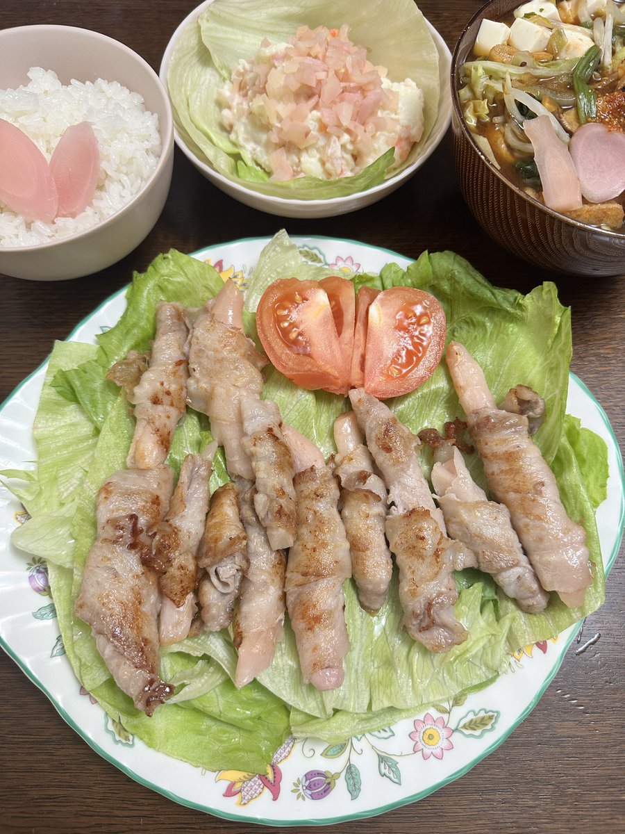 shinshoga's tweet photo. 岩下の新生姜の豚ばら巻き、久しぶりに自分で作りました💕塩胡椒もせず、油も引かず、ただ巻いてフライパンで焼くだけの男メシ😆炊き立てご飯がもう最高に美味しかった😭���加減しろという天の声はありましたが、焼きたてが旨すぎて、一瞬で平らげました🥰岩下の新生姜ポテサラ、具沢山味噌汁と共に💗 https://t.co/mHxrWZLiW2