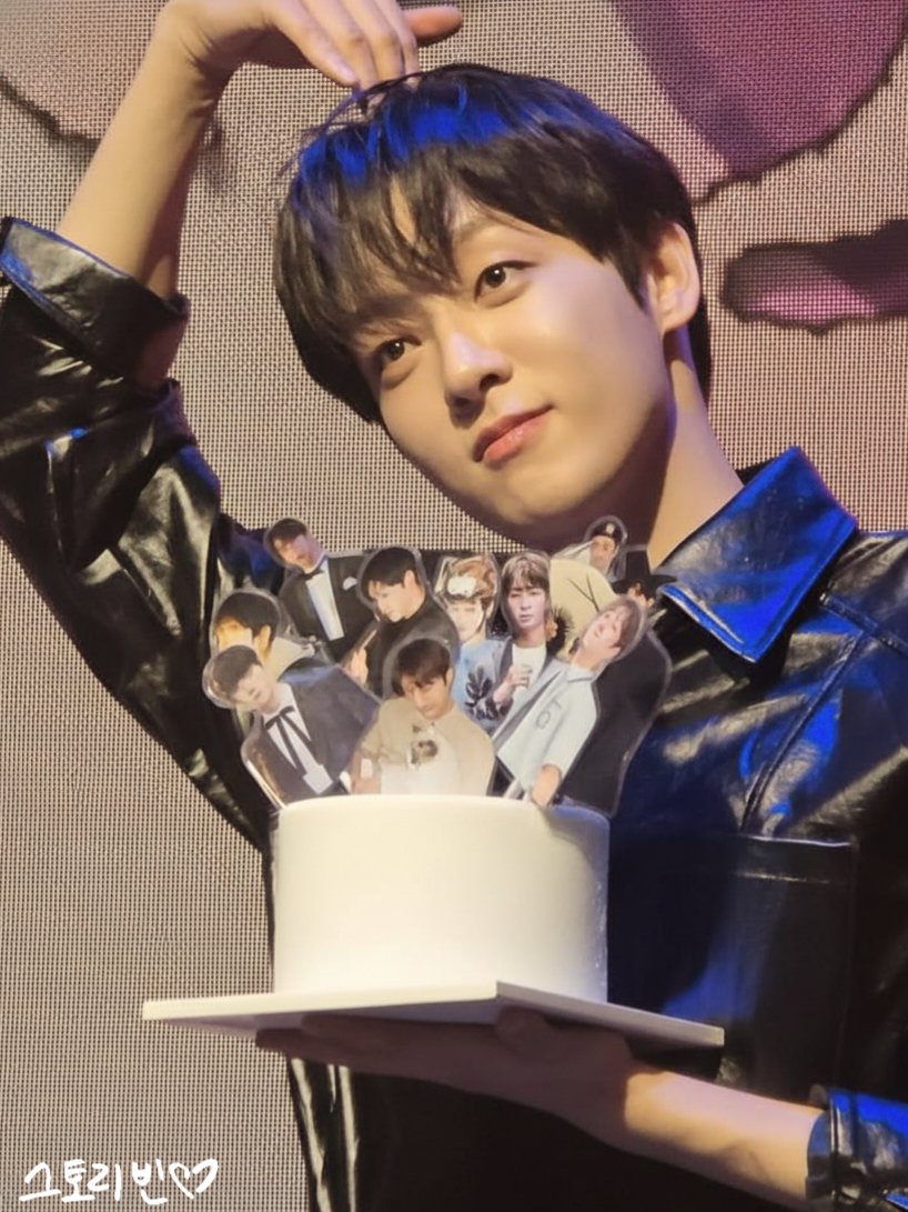 260124
태빈록_밤공 ✨️
파란조명 때문에 난감해진 사진
달달언니가 복구해줬어 🤭

#이태빈 #LEETAEVIN