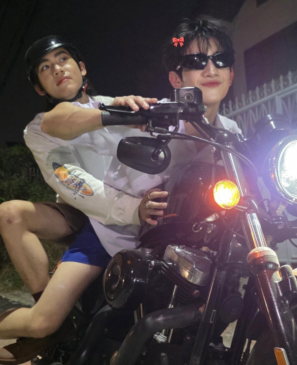 แว่น = ของแฟน
ฮาเล่ = ของแฟน
หัวใจ = ของแฟน
คนซ้อนท้าย = แฟน