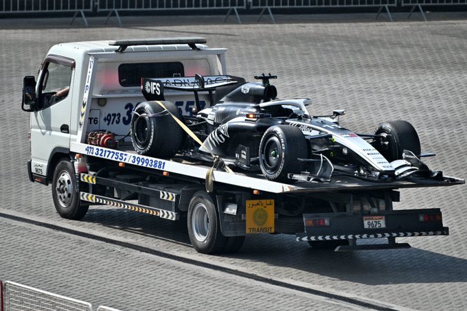 TearOffFR's tweet photo. 🚩DRAPEAU ROUGE 🚩

C’est la Cadillac du Mexicain Sergio Perez qui s’est arrêtée en piste il y a déjà plusieurs minutes ce matin. 

Aucune information sur la raison de cet arrêt pour l’instant 🤔

(📸 via @wearetherace / #F1 / #F1Testing) https://t.co/7QCbWi1MQj