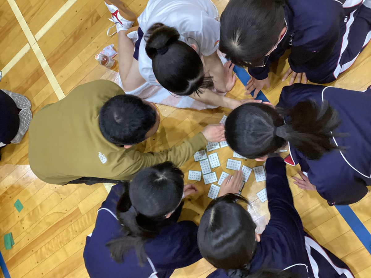【校長発信2025-394】 「中学全学年かるた大会」 1月末に中学全学年かるた大会を実施しました。学年別にクラス対抗,そして「かるたクイーン ...