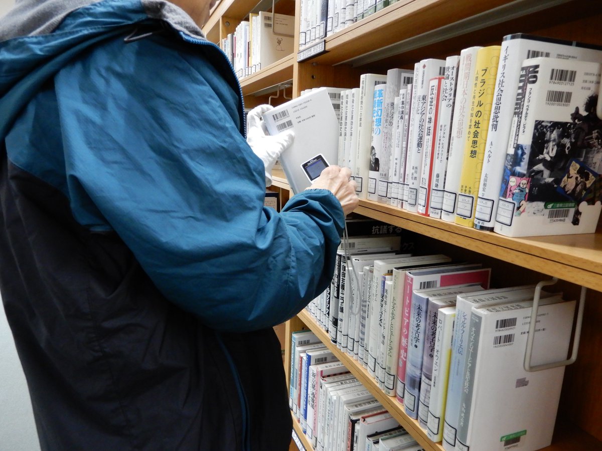 【蔵書点検のため休館中】今日は、閲覧室の本のバーコードを専用の機械で読み取る作業を行いました✨ボランティアさんにもご協力いただき、「思い出のある本を見つけて懐かしかった」「本に囲まれて楽しい」などの感想をいただきました☺️（ありがとうございました❗️）  #三重の文化 #三重県 #蔵書点検