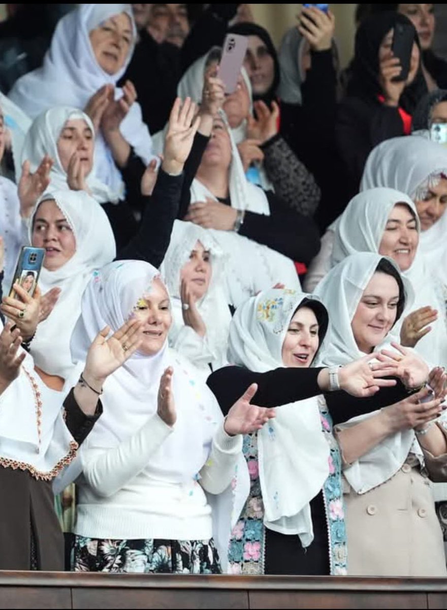 SedaOgulmus_'s tweet photo. Bir kadının gücü ve başarısı kıyafetiyle değil,yüreğiyle ve hizmetiyle ölçülür. Geçmişin karanlık zihniyetine geçit vermeyecek; kadınlarımızı hayatın her alanında,en ön saflarda görmeye devam edeceğiz. 

Bu mücadele, sadece bir kıyafet mücadelesi değil,bir haysiyet mücadelesidir. https://t.co/jUQXFNxMOa