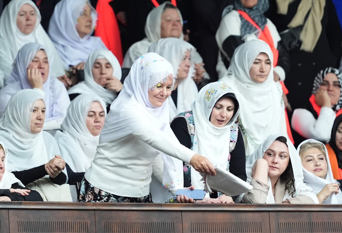 SedaOgulmus_'s tweet photo. Bir kadının gücü ve başarısı kıyafetiyle değil,yüreğiyle ve hizmetiyle ölçülür. Geçmişin karanlık zihniyetine geçit vermeyecek; kadınlarımızı hayatın her alanında,en ön saflarda görmeye devam edeceğiz. 

Bu mücadele, sadece bir kıyafet mücadelesi değil,bir haysiyet mücadelesidir. https://t.co/jUQXFNxMOa
