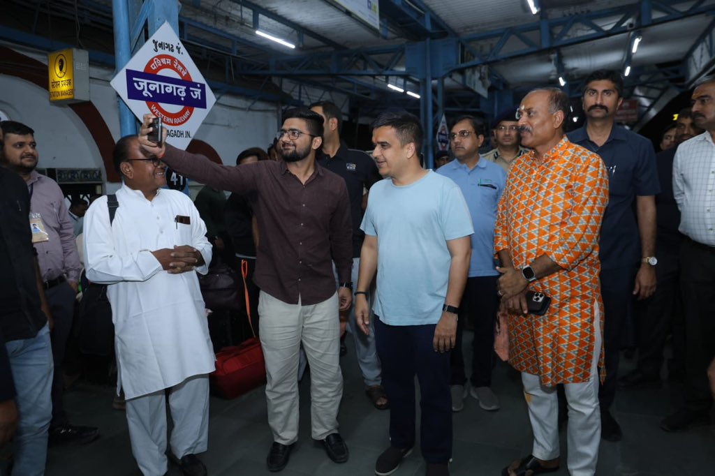 sanghaviharsh's tweet photo. Yesterday’s train journey back to Gandhinagar wasn’t just comfortable it reflected India’s transformation.

From cleanliness to safety to facilities, @RailMinIndia has changed beyond imagination.
Heartfelt thanks to PM Shri @narendramodi ji for this historic progress. https://t.co/1UdNxWZElj