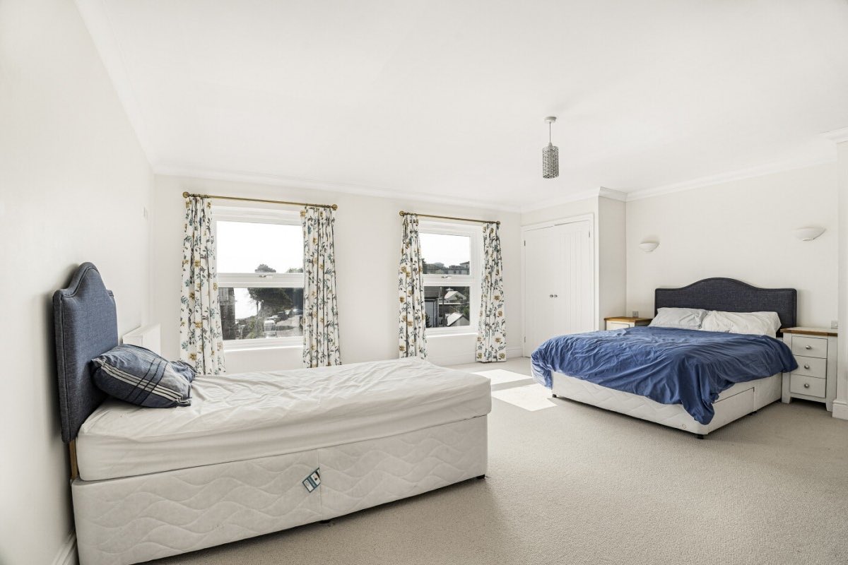 🔑 SOLD 🔑 Corbyn Apartments, Torbay Road
£345,000 Leasehold

🛋️ open plan living space with kitchen
🛌 3 bedrooms
🚽 two bathrooms and cloakroom 
🚗 allocated parking space
🌊 close to the beach

📞 01803 296500
📧 mail@johncouch.co.uk 
💻 johncouch.co.uk