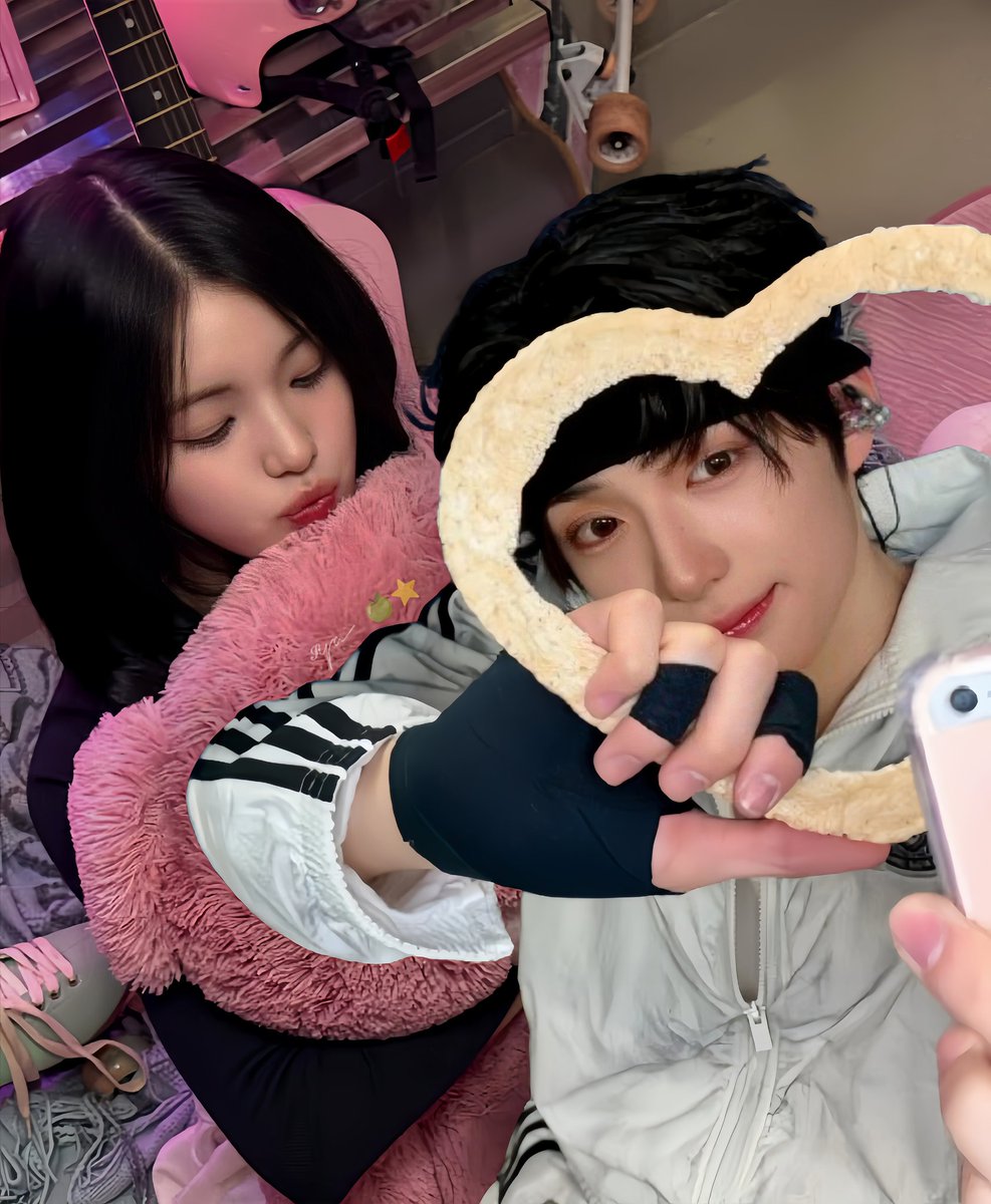ddetokkiz's tweet photo. POV: you’re #chutomie photographer 📸 https://t.co/JMW8SEncbR