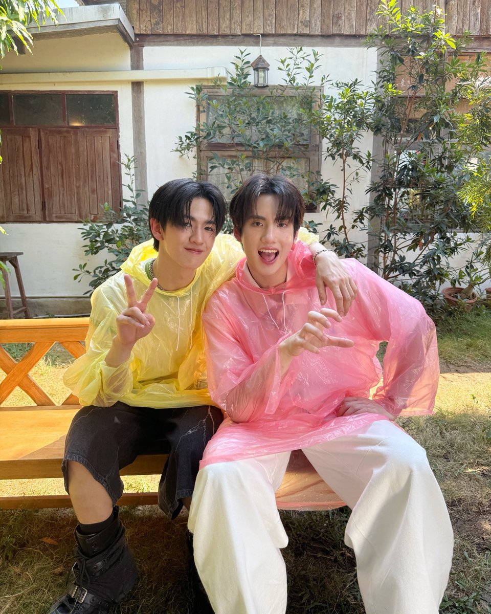 netnisa's tweet photo. 📸 Photo time w/ #JINWOOKkim &amp; #PHUTATCHAI
やさしい歌声とあたたかい雰囲気に癒される…✨
『ด้วงกับเธอ Duang With You』OST ⏳
今この瞬間を大切にしたくなる一曲。
ぜひ聴いてください 🎧💫

🔗 https://t.co/0m1XgOhVhn

#ด้วงกับเธอSeries
#DuangWithYouSeries
#BUSbecauseofyouishine https://t.co/ErL7aR998G