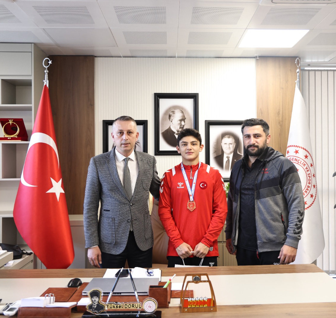 🏆 TÜRKİYE ŞAMPİYONU 🏆
Kocaeli’nin Darıca ilçesinde 3–8 Şubat 2026 tarihleri arasında düzenlenen U17 Greko-Romen Güreş Türkiye Şampiyonası’nda 60 kg kategorisinde mücadele eden sporcumuz Doğan SABAZ, Türkiye Şampiyonu olmuştur.
Sporcumuzu tebrik ederiz.