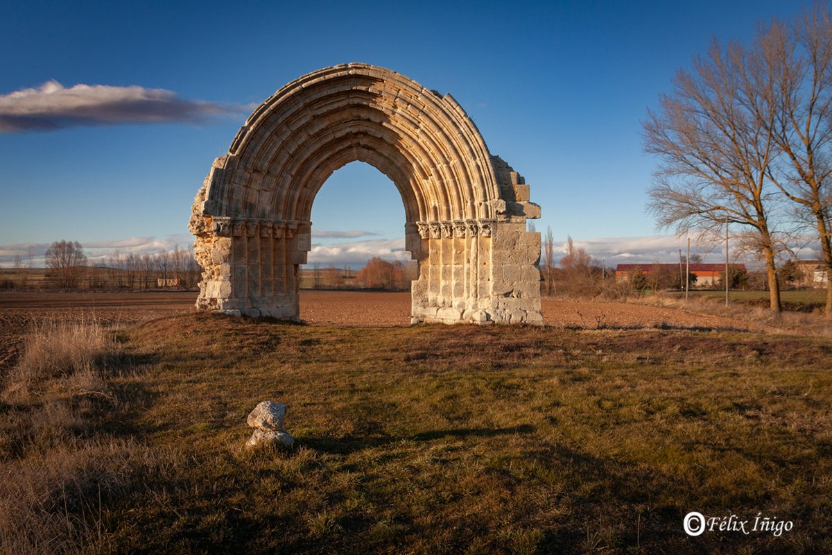Arco de San Miguel de Mazarrero, es lo único que queda de la iglesia del desaparecido pueblo de San Miguel de Mazarrero, Burgos.

Fotografía: Félix Iñigo