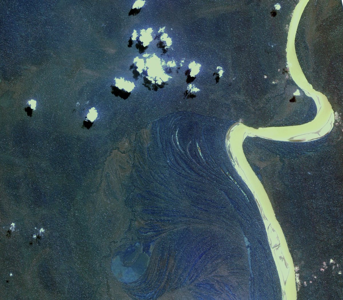 ESA_EarthOnline's tweet photo. 🌳 A section of the Madre de Dios River in the Bolivian Amazon, captured by 🛰️ Kompsat-2 in September 2011.

Bolivia is one of the world’s most biodiverse countries, yet since 1990 it has lost around 7 million hectares of rainforest due to logging and agriculture. The cyan area highlights a deforested zone — a visible sign of human impact.

🔍 Resolution:
▫️ PAN: 1 m
▫️ MS: 4 m (VHR: 0–5 m)

🎨 Spectral bands:
🗺️ PAN (500–900 nm): Surface feature identification
💧 Blue (450–520 nm): Shallow water mapping, soil vs vegetation
🌿 Green (520–600 nm): Vegetation health
🌱 Red (630–690 nm): Vegetation type differentiation
🌾 NIR (760–900 nm): Vegetation vigour and species mapping

✅ Explore the @esa Kompsat-2 collection:
https://t.co/WAYCyd5qQs

📷 @kari2030 @ESA