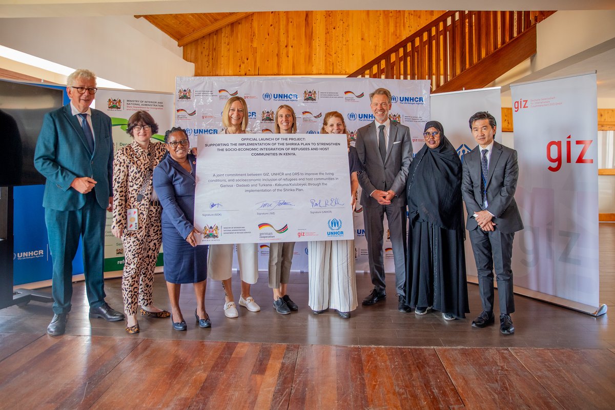 UNHCR_Kenya's tweet photo. Officially launched! 🇰🇪🤝🏾🇩🇪

@giz_gmbh, @DRSKenya &amp; UNHCR Kenya have kicked off a new joint project to advance the ShirikaPlan, boosting inclusion, skills &amp; energy access for refugees and host communities - creating practical pathways to self-reliance.

🔗 https://t.co/Iuozf4dwXl https://t.co/oIhpje5WEg