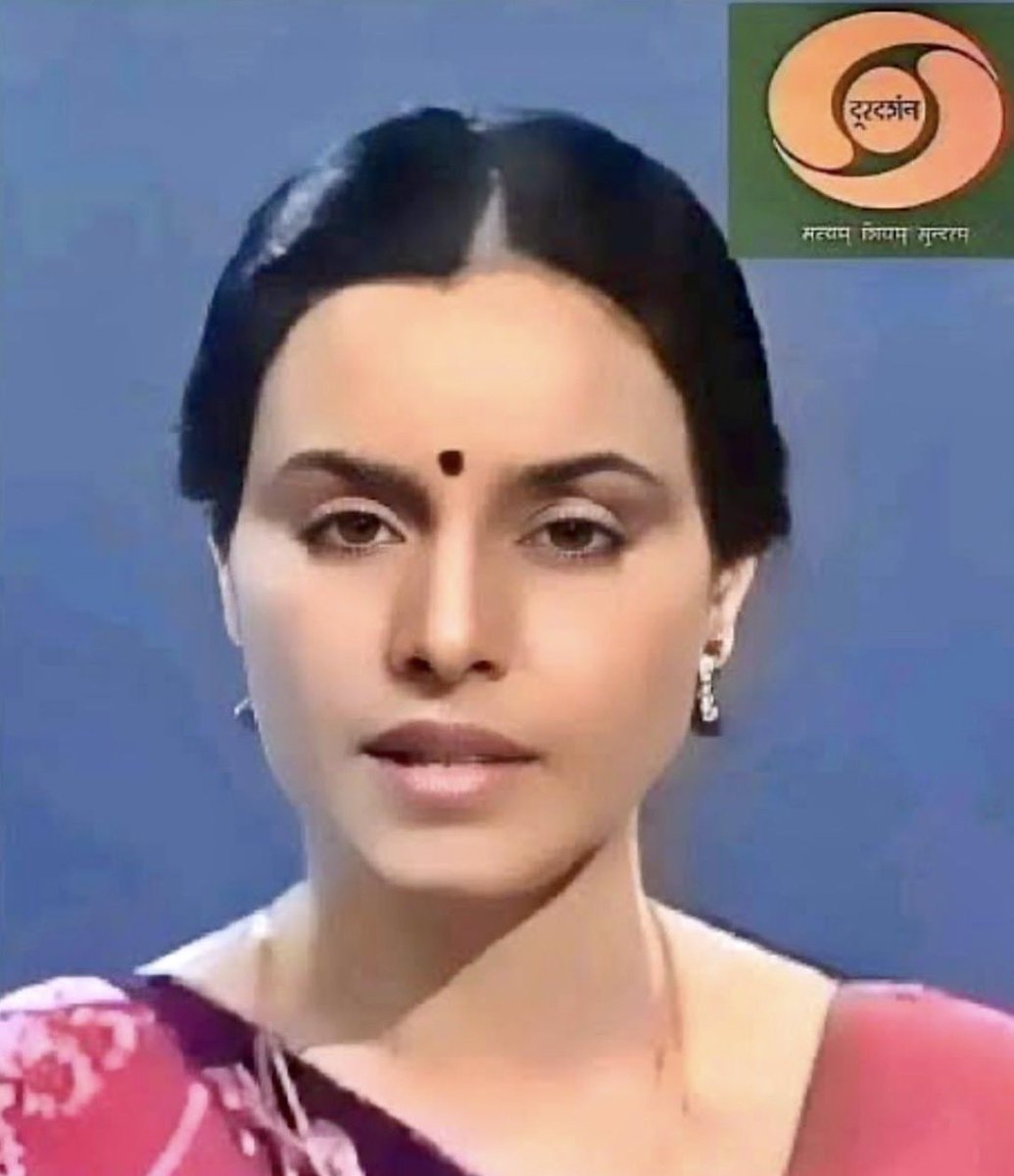 "एक युग का अंत"... 😔
Doordarshan की iconic newsreader सरला महेश्वरी जी का 71 वर्ष की आयु में निधन।

1976 से 2005 तक उनकी शांत, सुंदर हिंदी आवाज़ और dignified presence ने लाखों घरों में विश्वास जगाया।
राजीव गांधी हत्या, 1982 Asian Games जैसे बड़े events को anchor किया।

RIP सरला