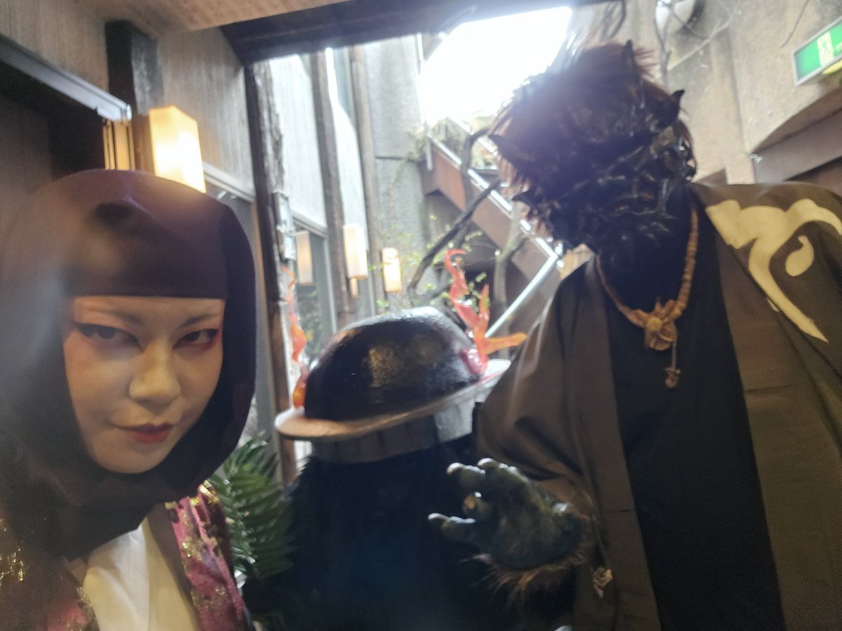 けど、ここではめちゃくちゃ叫んで良いとの事で楽しかったです‼️❇️
日頃からキチガ●だと思ってる前田さんにも「オリさんの奇声は完全に狂ってて最高にキ●ガイでしたよ❕✨」と褒められて複雑な気持ちになりました。😓
天井桟敷の根本さんにも「声出てたなぁ～❗シーザーに聞かせてやれよ！」と