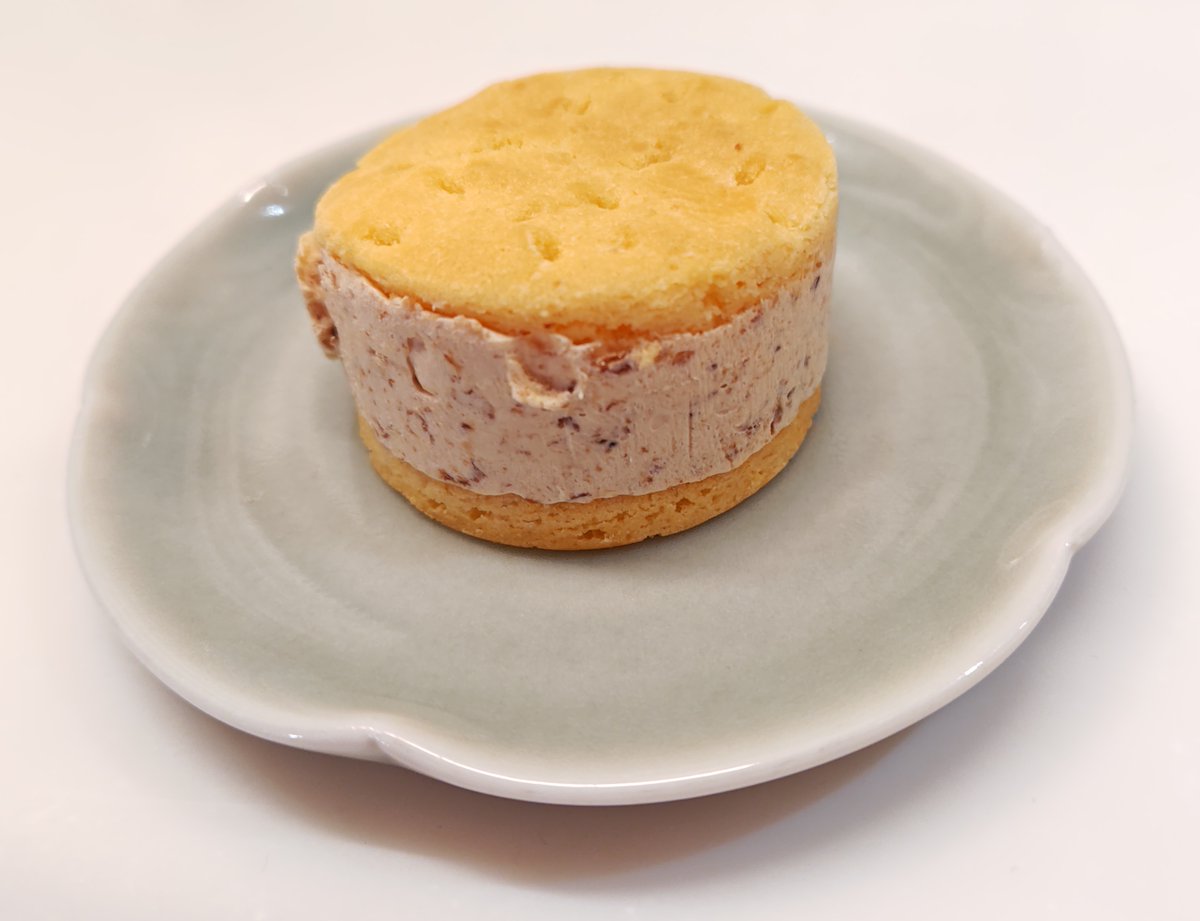 nikotamaya's tweet photo. 生クリーム好きなのに、最近これにハマっている。#HiOLI「バターサンドウィッチ ラムレーズン」!牛乳がお供!※アルコール0.7%入ってます。 https://t.co/hqcfJlOV3W