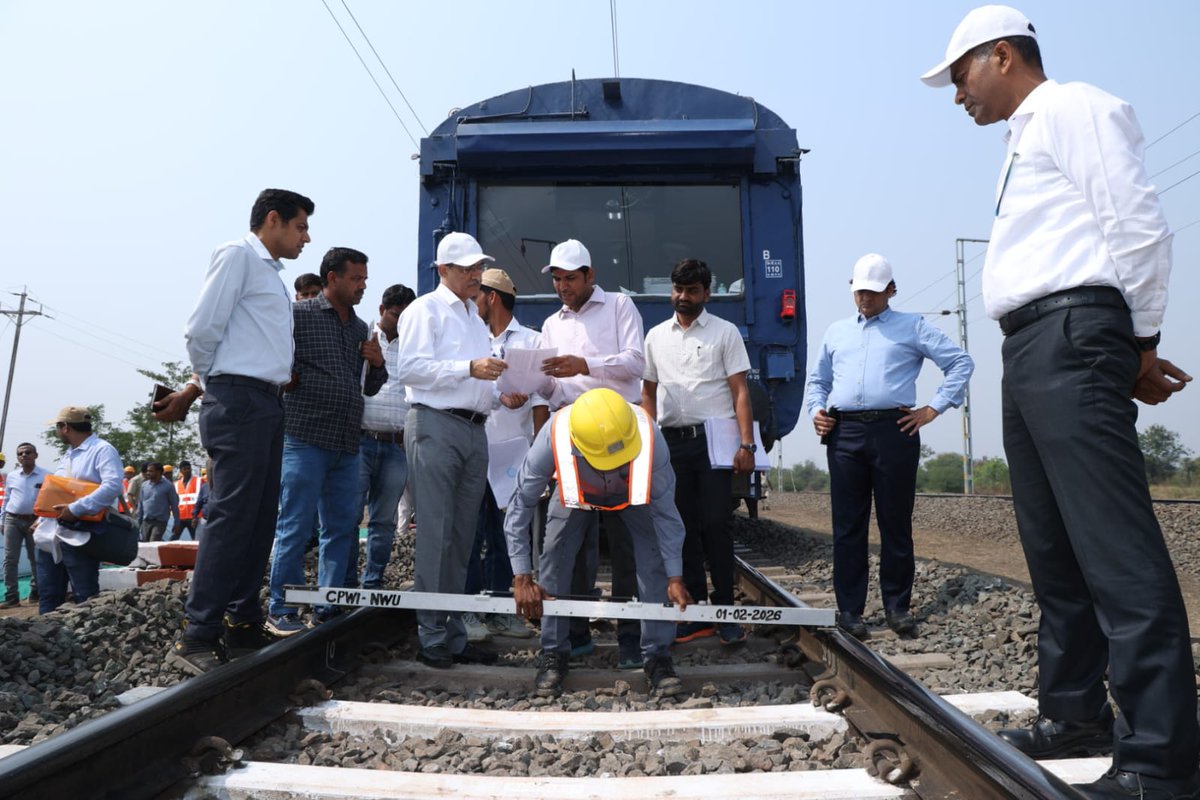 WesternRly's tweet image. पश्चिम रेलवे के महाप्रबंधक श्री प्रदीप कुमार जी ने नंदुरबार–उधना रेलखंड का व्यापक सुरक्षा निरीक्षण करते हुए ट्रैक अनुरक्षण मानकों, पुलों की सुरक्षा, सिग्नलिंग प्रणाली, विद्युत प्रतिष्ठानों, क्रू सुविधाओं तथा यात्री सुविधाओं का गहन अवलोकन किया।

#GmInspection #RailSafety