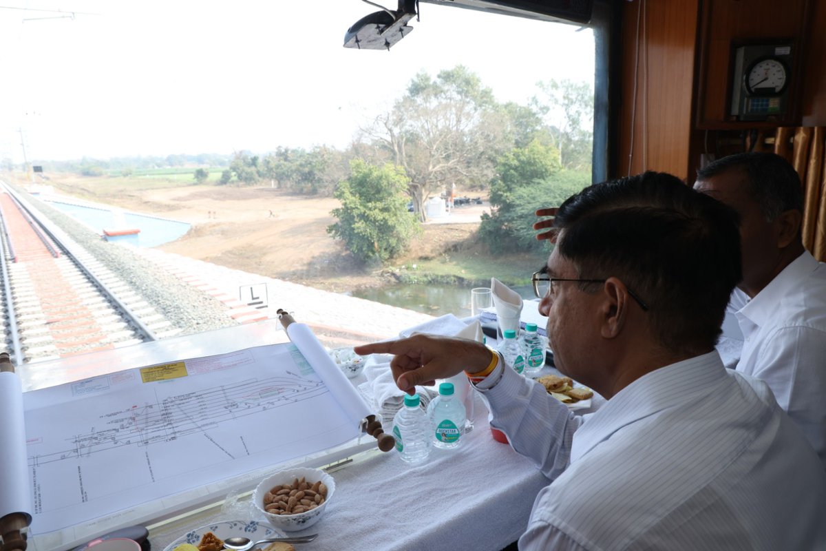 WesternRly's tweet image. पश्चिम रेलवे के महाप्रबंधक श्री प्रदीप कुमार जी ने नंदुरबार–उधना रेलखंड का व्यापक सुरक्षा निरीक्षण करते हुए ट्रैक अनुरक्षण मानकों, पुलों की सुरक्षा, सिग्नलिंग प्रणाली, विद्युत प्रतिष्ठानों, क्रू सुविधाओं तथा यात्री सुविधाओं का गहन अवलोकन किया।

#GmInspection #RailSafety