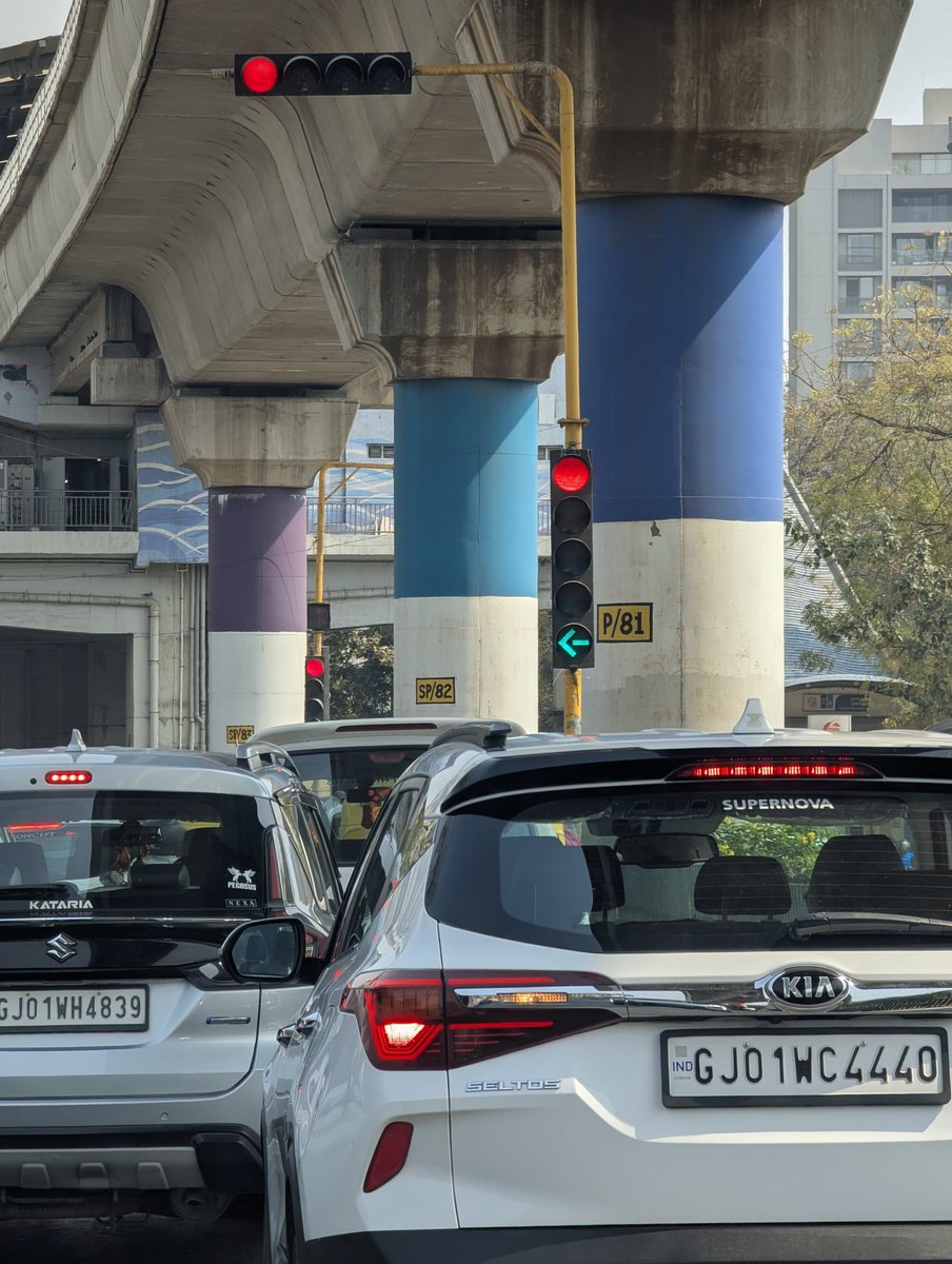 keyurmajus's tweet photo. @AmdavadAMC @AhmedabadPolice 
Had sent a message here about the absence of traffic signal, appreciate @AmdavadAMC got installed. https://t.co/JO1J8fddRq