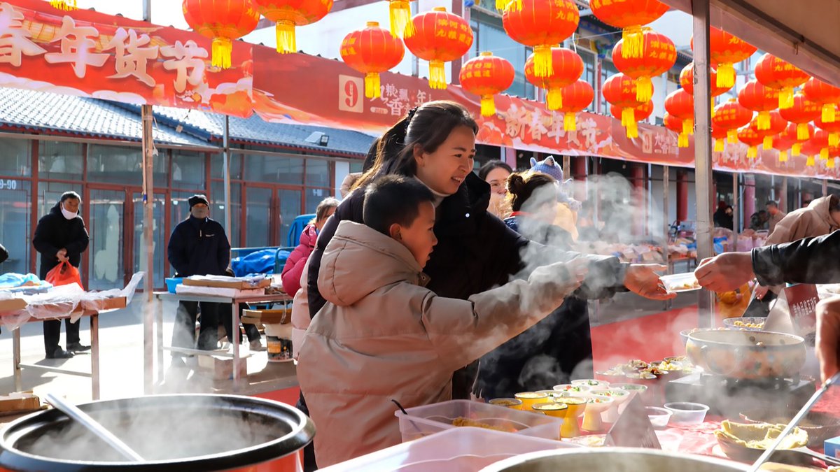 📸🔥The festive vibe for #ChineseNewYear is in full swing—Yongchang County's New Year Market is open!Savor the Eighteen Local Delicacies,enjoy spectacular cultural and tourism shows,shop for distinctive New Year goodies,and celebrate a joyful and prosperous Chinese New