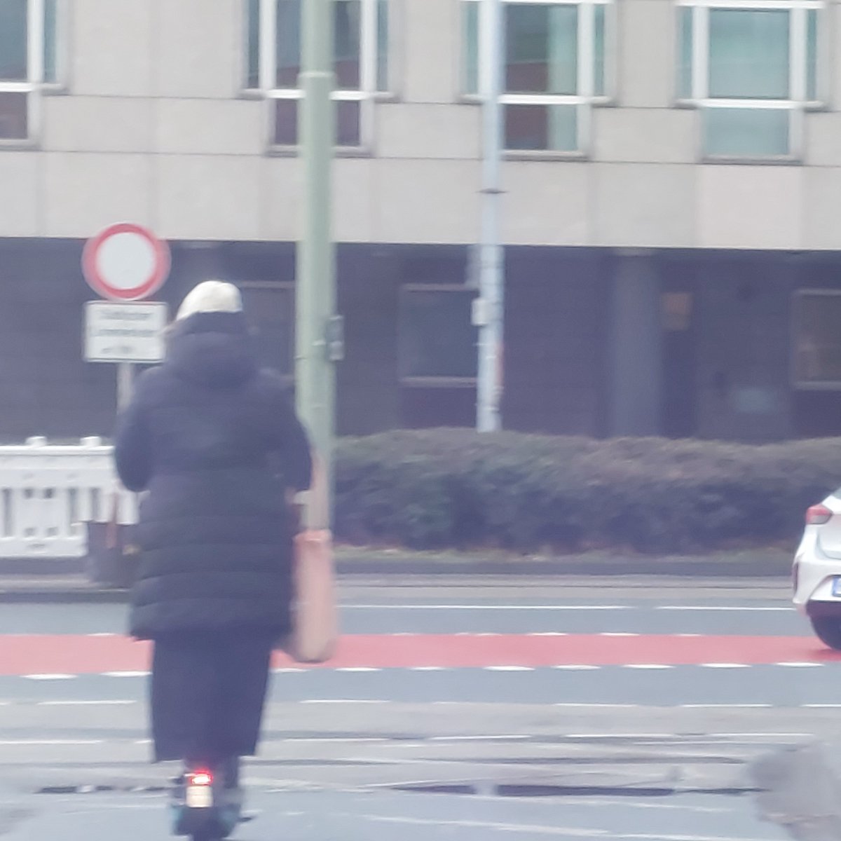 Wie wärst noch mit einem Rucksack zur besseren Verkehrssicherheit?!🤡
Und dann bei Rot über die Ampel fahren.