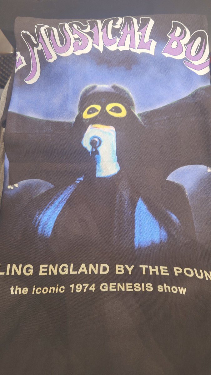 tomo88314215's tweet image. 物販スキップ予定だったが、カッコいいのでTee購入
#THEMUSICALBOX