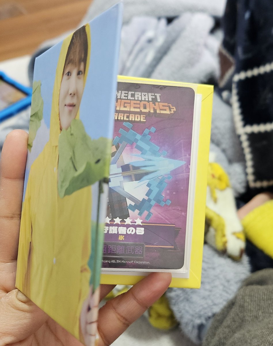 coups8838's tweet photo. ゲーセンにスングァンのバインダーを持っていく3歳児。中身はカードゲームのカード🤣🤣笑
家にいいケースがこれしか無かった笑 https://t.co/PDtKx64qL5