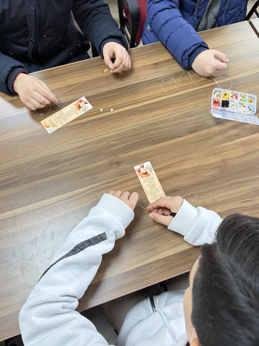 Bu hafta Çedes programı kapsamında Konya Önder derneğimizde Yavuz Sultan Selim İmam Hatip Ortaokulunu ağırladık.🌱

Öğrencilerimiz ile bileklik etkinliği yaptık. Hem öğrendik hem de eğlendik ,derneğimizde samimi bir ortam yakaladık, dolu dolu bir gün oldu.🌿