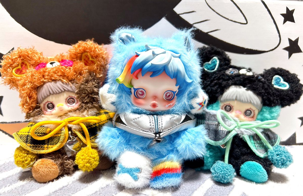 TOPTOYのメイメイちゃんズ(右と左)と、POPMARTのスカルパンダ