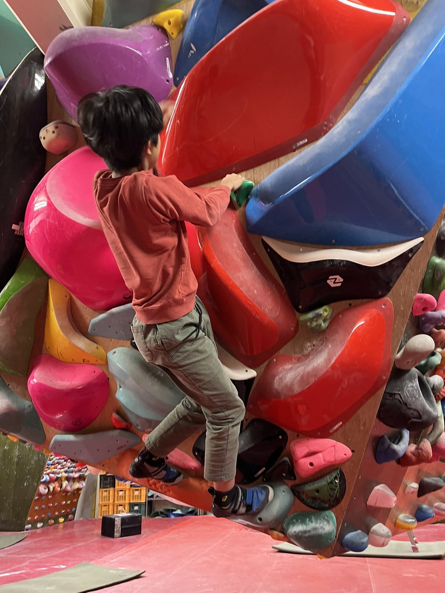 VolnyClimbing's tweet photo. VOLNY相模原ではキッズスクール体験を受付中！
4歳くらいから登れるキッズウォールに加え、ビギナーウォールには80本の課題をご用意！

体験はこちらから↓

https://t.co/MVfJqVhTuF

#ボルダリング #習い事 #お出かけ #町田 #八王子 #神奈川 #相模大野 #クライミング https://t.co/wllFNTBW4h