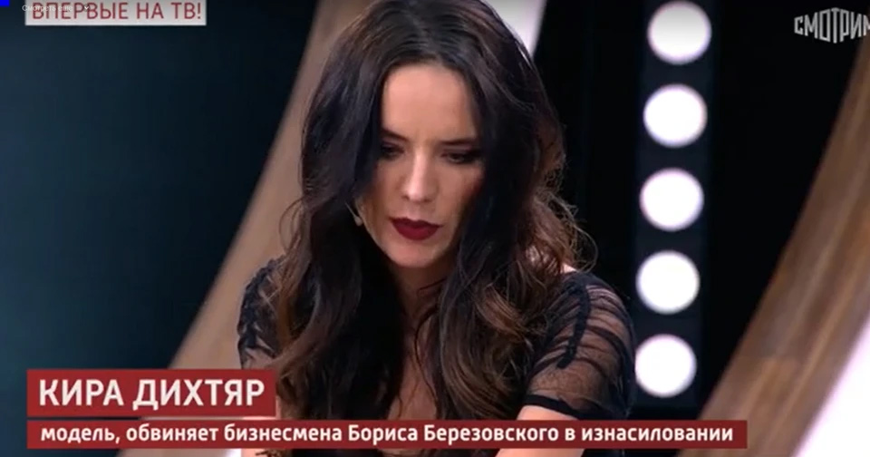 agents_media's tweet photo. Секс-пирамида Эпштейна: как российские девушки попадали к финансисту

Опубликованный Минюстом США архив Джеффри Эпштейна раскрыл реальный масштаб вовлечения моделей из России и стран бывшего СССР в построенную финансистом секс-империю. Журналисты «Агентства» неделю изучали архив, чтобы понять, как была устроена схема по вовлечению девушек в проституцию и как некоторые из них сами стали подручными финансиста. Этим постом мы начинаем серию публикаций, в которых покажем, как Эпштейну удалось наладить непрерывный поток новых жертв.

История одной модели. Летом 2022 года российская пропаганда ликовала: 37-летняя супермодель российского происхождения Кира Дихтяр возвращается в Россию из Нью-Йорка, отказавшись осудить вторжение России в Украину. Во всяком случае, модель по телефону рассказывала зарубежным СМИ, что говорит из Москвы — и планирует открыть там компанию по производству копий ушедших из страны западных брендов.

▪️История Дихтяр типична для модели. В детстве она занималась гимнастикой, причем тренировалась у Ирины Винер в одной секции с Алиной Кабаевой. Но вскоре спортивная карьера закончилась – Кира встретила на улице женщину, предложившую ей попробовать себя на подиуме. Так она оказалась в агентстве московского фотографа Александра Бородулина. В самом начале 2000-х пятнадцатилетнюю девушку отправили в Лондон на съемки, но вместо студии Дихтяр, по ее словам, оказалась в особняке беглого олигарха Бориса Березовского. Спустя годы на шоу Андрея Малахова она рассказала, что Березовский изнасиловал ее — а пережить эту травму помог друг, американский финансист Джеффри Эпштейн, с которым она познакомилась в 17 лет.

▪️Карьера Дихтяр, несмотря на эту травму, сложилась успешно. Она жила в США, снималась для известных журналов, была моделью на показах важнейших брендов. И публично выступала против сексуального насилия. В интервью американскому подкасту она рассказывала, что делает эту работу вместе с Кабаевой.

▪️Борьба с сексуальным насилием, впрочем, не помешала ей искать для Эпштейна новых жертв. В одном из писем к финансисту она спрашивает: «Тебе нужны новые друзья для массажа?» И предлагает новых кандидаток из России, Беларуси и Украины. Как минимум одной из них только 17 лет. Одну из девушек Дихтяр просит Эпштейна «взять под свое крыло»: «Она очень лояльна, но не понимает жизненных реалий».

▪️В 2022 году пропагандисты поторопились праздновать возвращение Дихтяр: уже в следующем году она родила ребенка в США от мужа-американца, и, судя по постам в ее инстаграме, переехала с семьей в штат Вирджиния. Отсюда вместе с супругом она постит в соцсетях ролики, где оправдывается аннексия Крыма, а необходимость начала войны объясняется «взрывом Крымского моста».

Конвейер. Дихтяр — одна из десятков, если не сотен, российских девушек, годами поддерживавших отношения с Джеффри Эпштейном. Далеко не все из них помогали ему искать новых жертв.

▪️Модель Алиса (фамилия известна редакции) до отъезда в США и знакомства с Эпштейном успела пройти стажировку в российском государственном новостном агентстве и в парламенте (писала сама Алиса Эпштейну), а также поработать в правительстве Москвы.

▪️Еще одна бывшая российская модель («Агентство» установило ее личность, но не приводит имя) нашла себя в фонде «Своих не бросаем», попечительский совет которого возглавляет депутат Госдумы и бывшая уполномоченная по правам ребенка Анна Кузнецова. Девушка в прошлом пережила страшную драму — серьезную аварию, а теперь ездит по конференциям и совещаниям Минобороны, рассказывая о пережитом опыте участникам войны в Украине. Десятью годами ранее девушка отправила Эпштейну отчаянное письмо. Она писала, что была вынуждена работать в клининговой компании и стажером в агентстве недвижимости, но денег не хватает, а она должна высылать средства родителям на родину.

▪️Опубликованная переписка финансиста во многом состоит из общения с самими девушками, модельными агентствами или людьми, которые знакомят его с новыми девушками. Несколько этих помощниц – россиянки. В следующих постах мы расскажем их истории.

Целиком текст – на сайте: https://t.co/zQwhdzCDXW