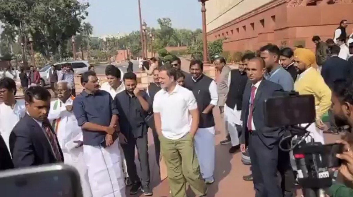 Rahul Gandhi’s behaviour

1. Walks with hands in pocket like a gunda

2. Makes all discussion personal like a 3rd class sadak chaap

3. Call people names like a brat

4. Barge into media briefing of other leaders like a bully 

5. Call other leader a traitor like a judge

6. In