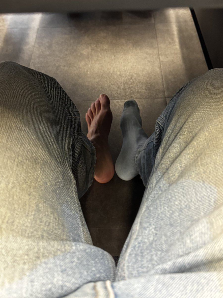 leoboy96_'s tweet photo. A Milano piove. Arrivato in ufficio bagnato e mi trovi ,così cosa faresti? https://t.co/Kjr27qdpJZ