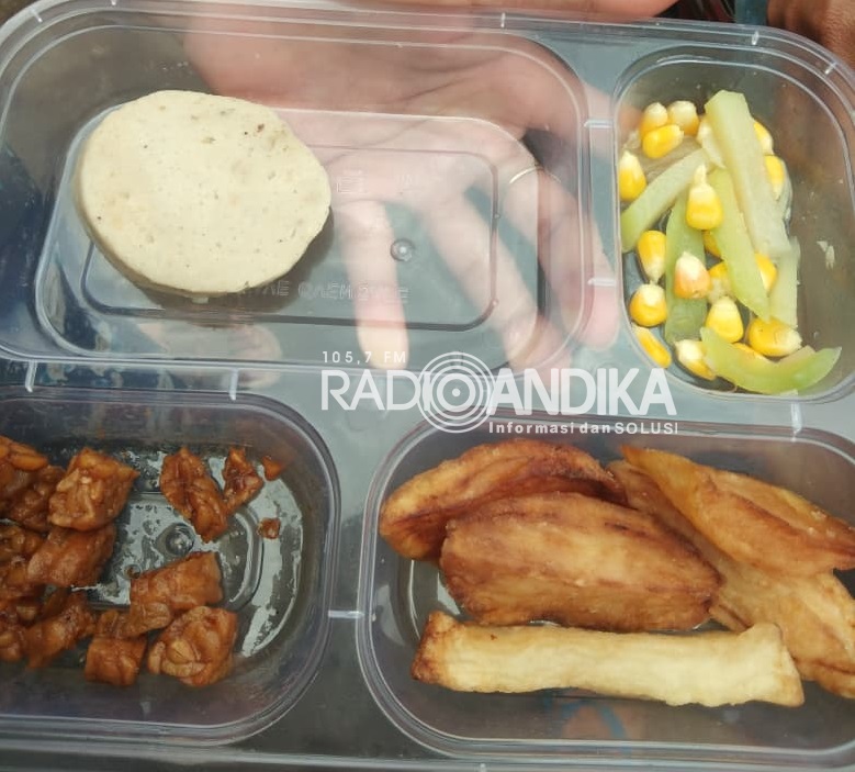 Radio ANDIKA 15.34
Menu Makan Bergizi Gratis (MBG) yang diberikan untuk balita di wilayah Kecamatan Kepung Kabupaten Kediri. Menu didapat dari SPPG Krenceng 1. Foto  dikirimkan Bu Diana (nama asli di Redaksi). (nhd)

#radioandika #ag243 #kediri #MBG #prabowo #sppg